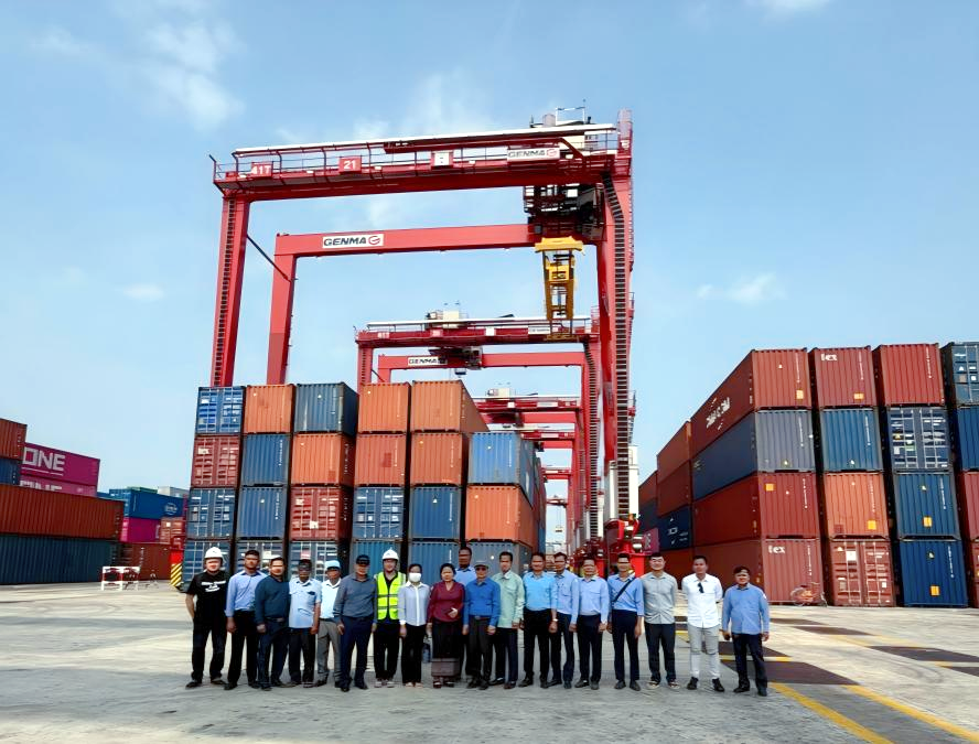 GENMA向柬埔寨码头提前交付6台 RTG,以绿色效能助力客户可持续发展(图1) GENMA向柬埔寨码头提前交付6台 RTG,以绿色效能助力客户可持续发展(图1)